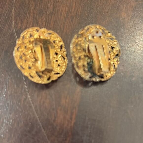 Vintage scrolled gold with red center clip earrings - Picture 3 of 3